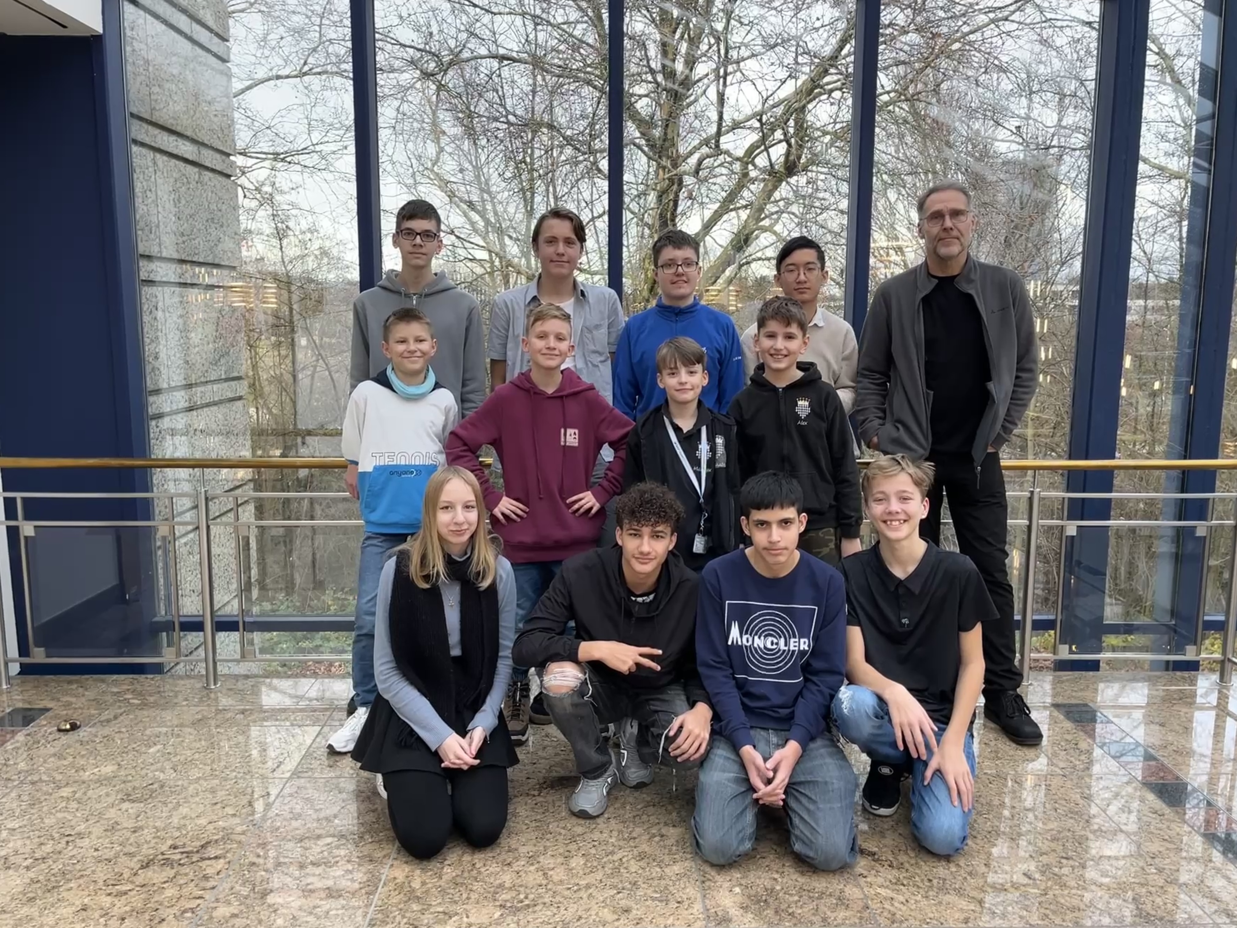 Ein Gruppenfoto der Schach-AG des Otto-Hahn-Gymnasiums bei der DSAM