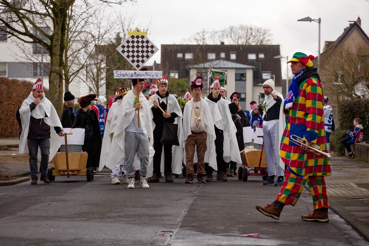 Die Startaufstellung der Karnevalsgruppe vom Schachclub Monheim Baumberg