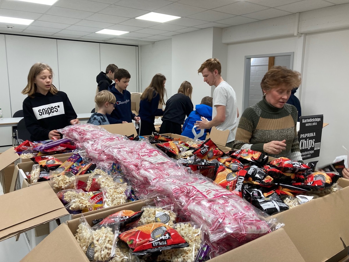 Die Vorbereitung der Kamelle für dem Karnevalsumzug