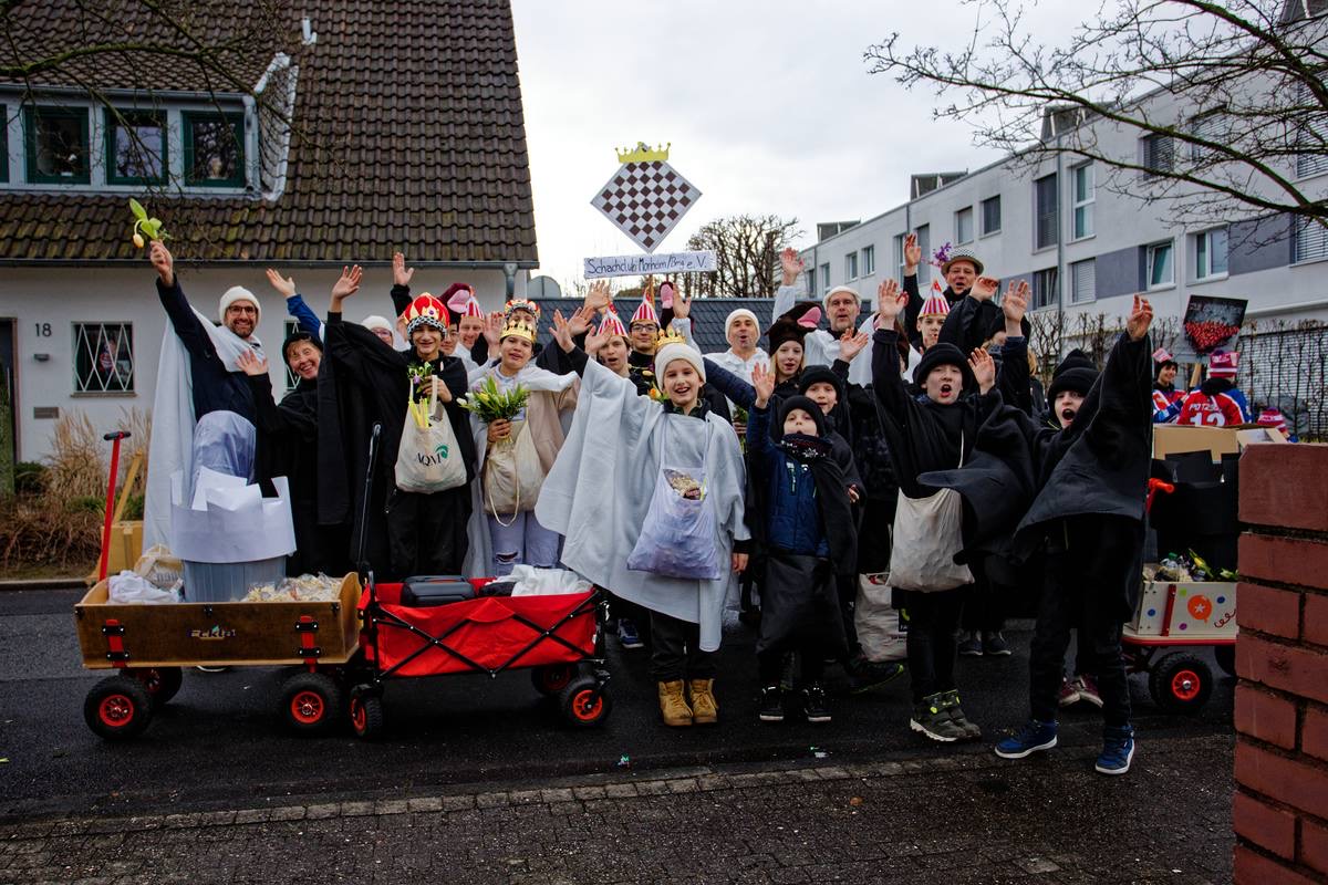 Ein Bild von der jubelnden Karnevalsgruppe des Schachvereins
