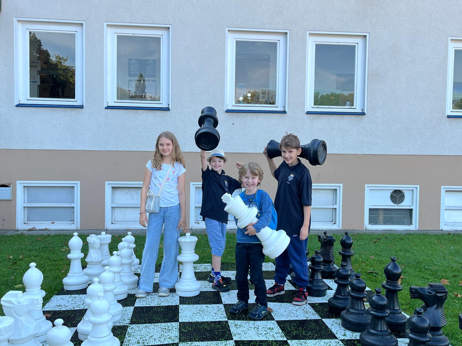 Ein Gruppenfoto von Alex, Maddox, Sara und Max