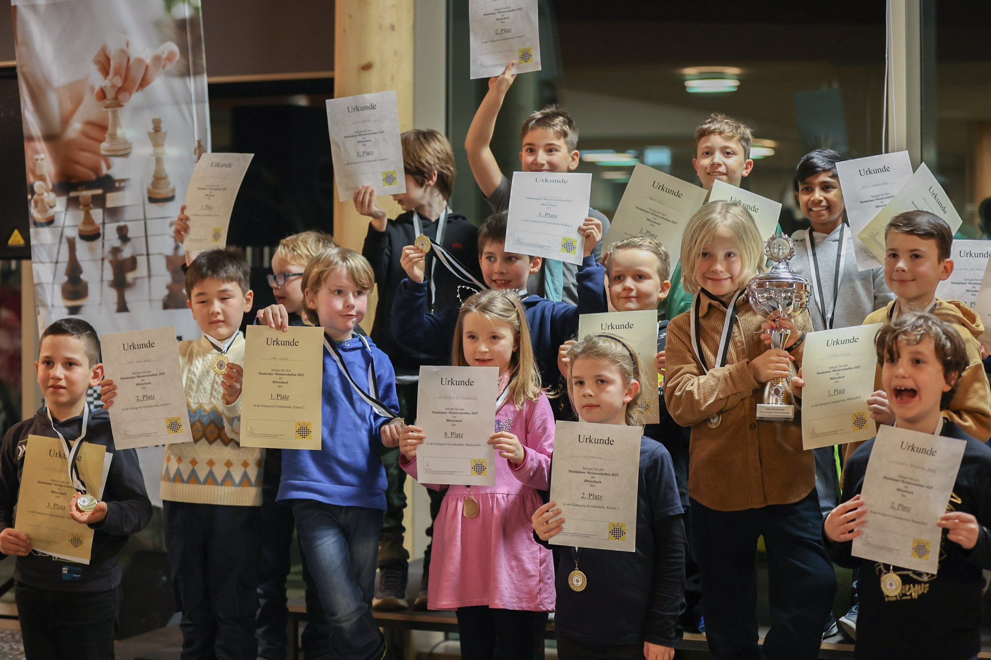 Ein Bild von Grundschulkindern bei der Siegerehrung