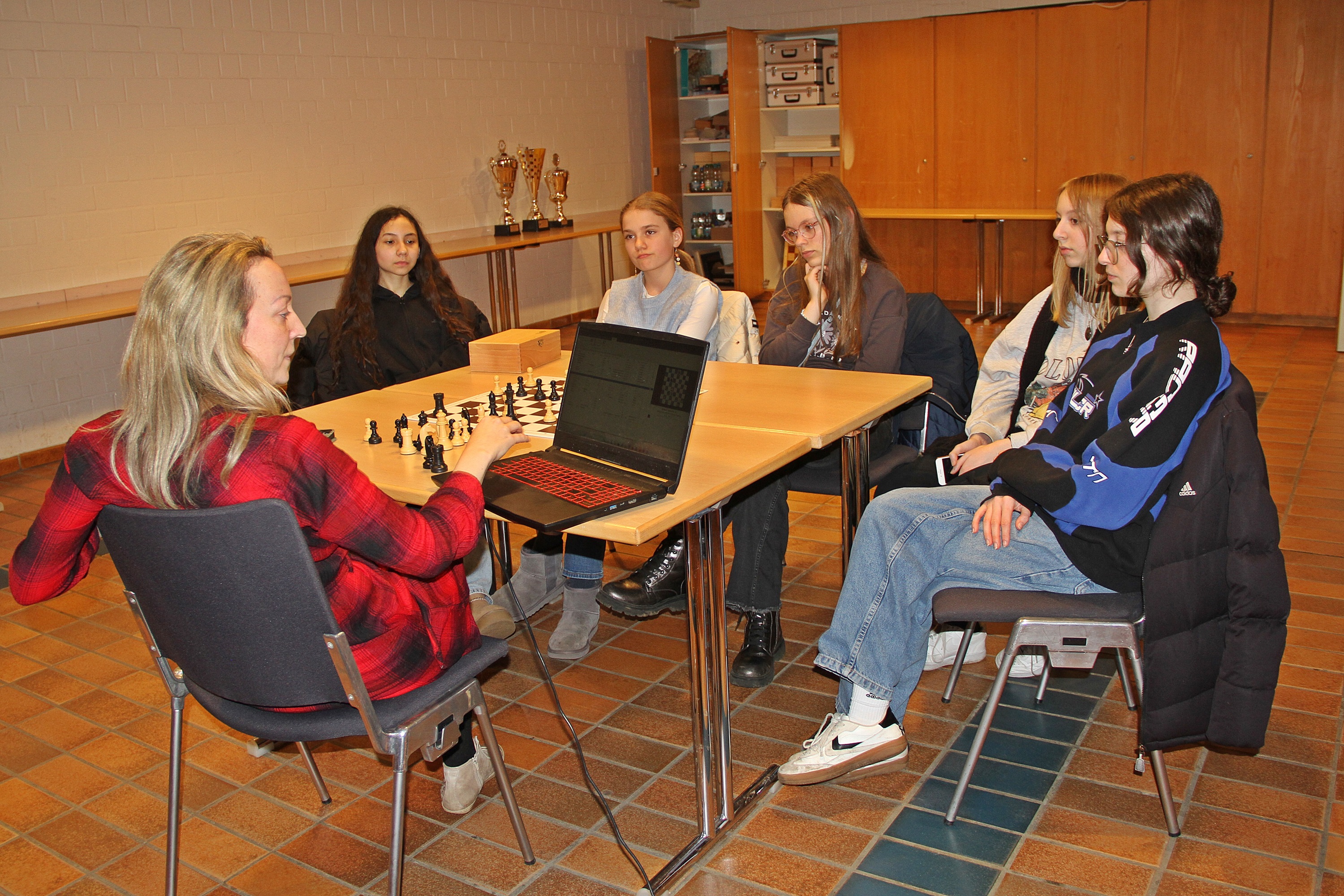 Ein Bild von Training das Elisabeth Pähtz für Mädchen aus dem Schachverein angeboten hat