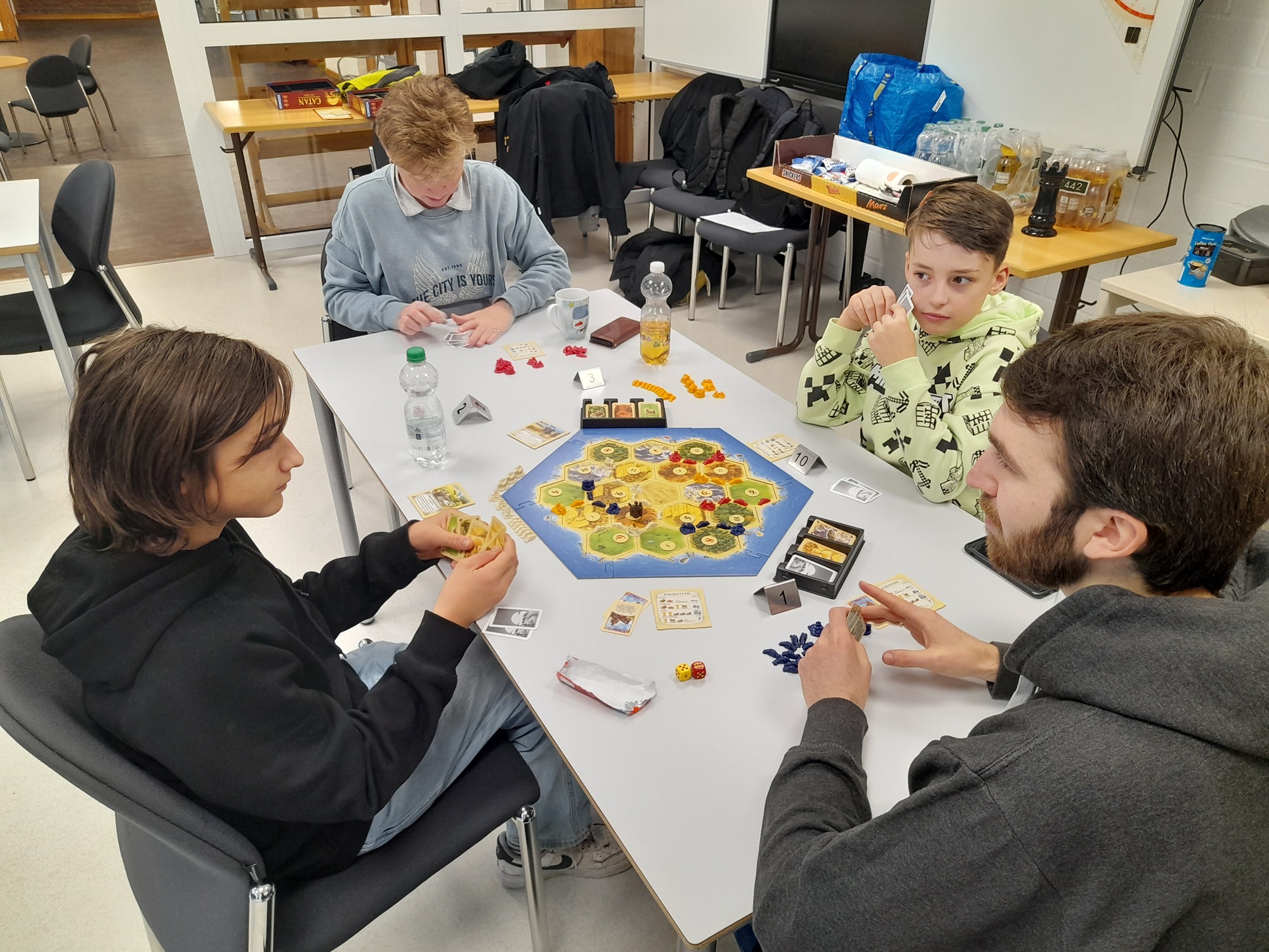 Ein Bild von Teilnehmern am Siedler von Catan Turnier