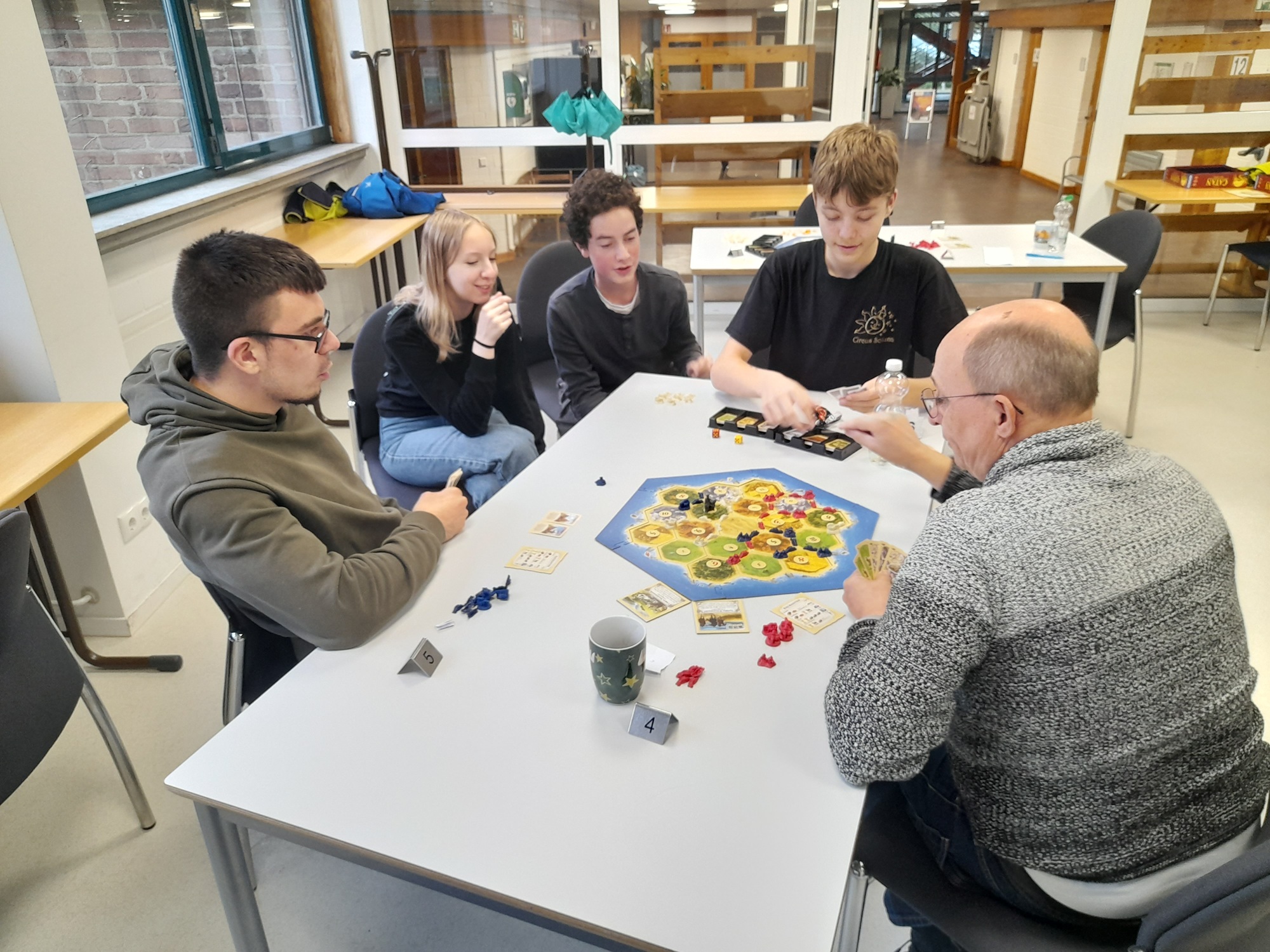 Ein Bild von Teilnehmern am Siedler von Catan Turnier