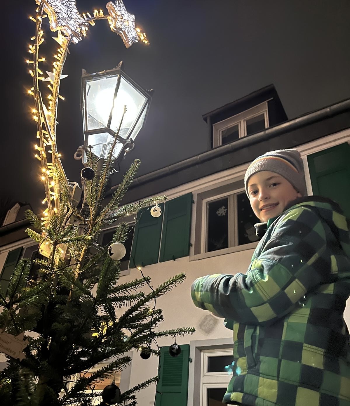 Ein Bild von einem Kind, das den Weihnachtsbaum schmückt