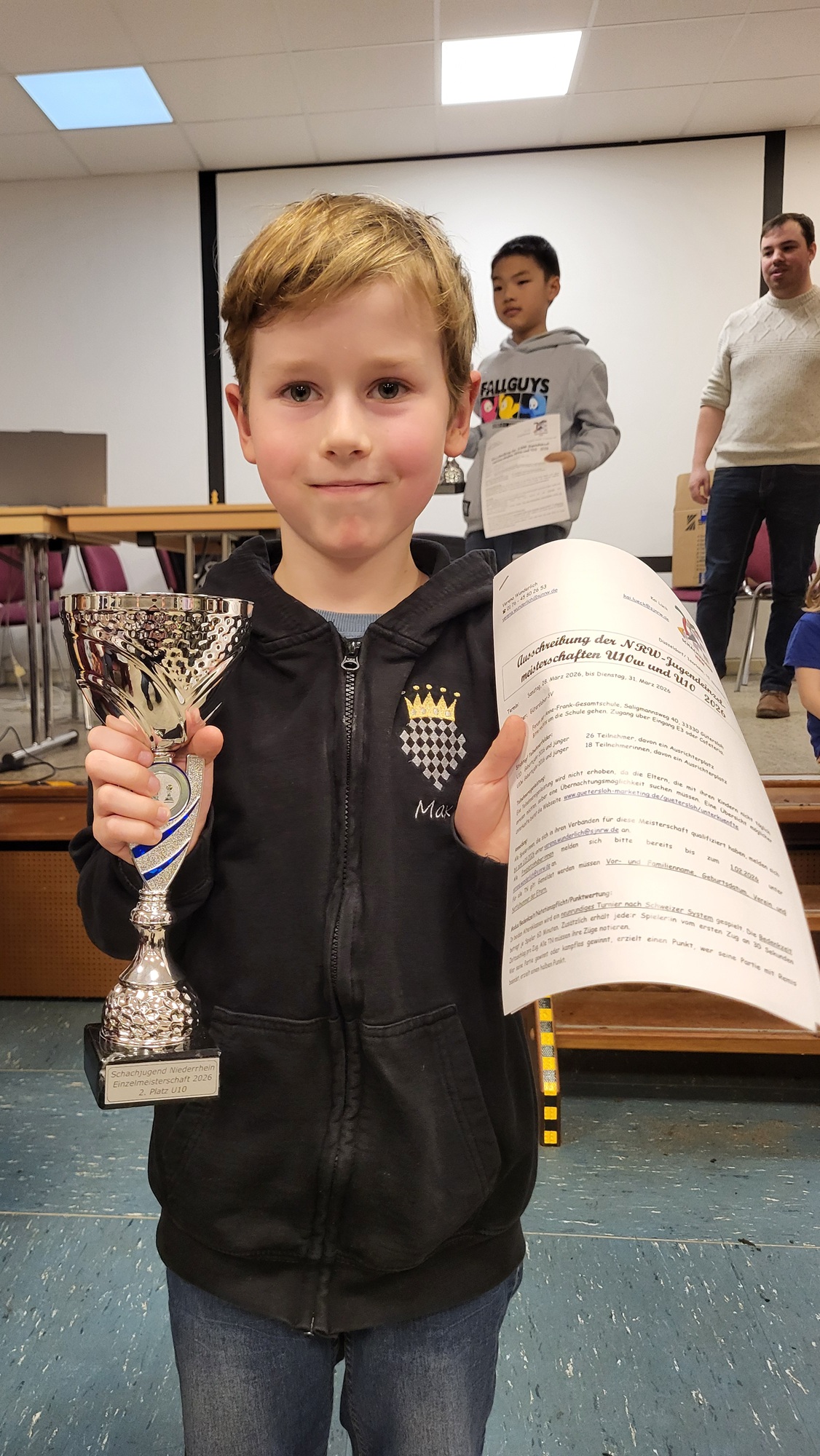 Ein Bild von Max mit dem wohlverdienten Pokal